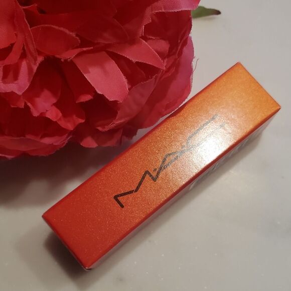MAC Limited Edition Lipstick - Lookin Like Wealth (Matte Midtone Yellow Brown) - Picture 10 of 14